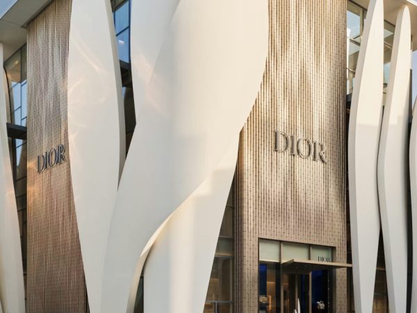 Fashion Digest: капсула Fendi по&nbsp;мотивам &laquo;Эмили в&nbsp;Париже&raquo;, флагманский бутик Dior в&nbsp;Пекине и&nbsp;коллекция технологичной одежды в&nbsp;стиле apres-ski