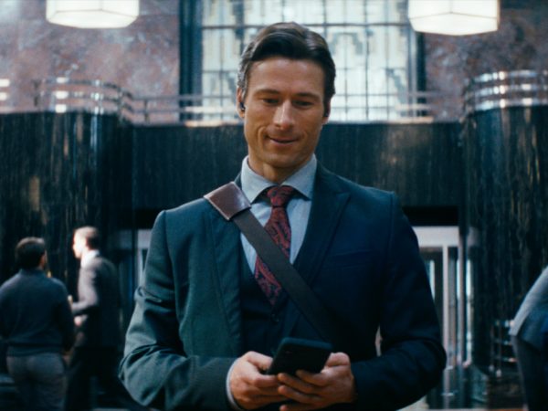 Кино Posta: Глен Пауэлл и Маргарет Куолли — в трейлере комедийной драмы «Наследник»