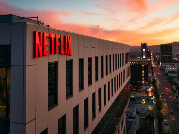 Стриминг Netflix купил студию Warner Bros., но&nbsp;Голливуд против: почему?