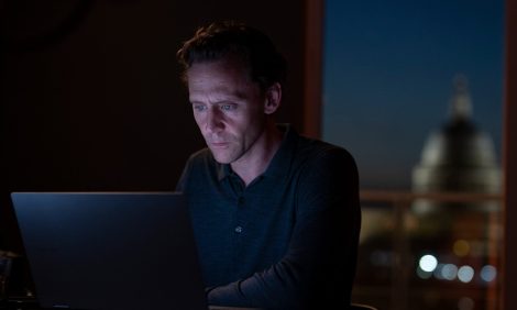 Posta Сериалы: Оливия Колман, Том Хиддлстон и&nbsp;Хью Лори&nbsp;&mdash; в&nbsp;трейлере второго сезона &laquo;Ночного администратора&raquo;