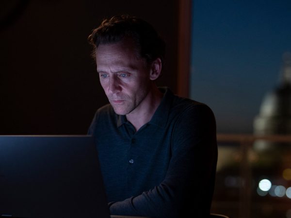 Posta Сериалы: Оливия Колман, Том Хиддлстон и Хью Лори — в трейлере второго сезона «Ночного администратора»