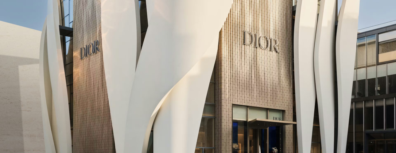 Fashion Digest: капсула Fendi по мотивам «Эмили в Париже», флагманский бутик Dior в Пекине и коллекция технологичной одежды в стиле apres-ski от Kaambez one