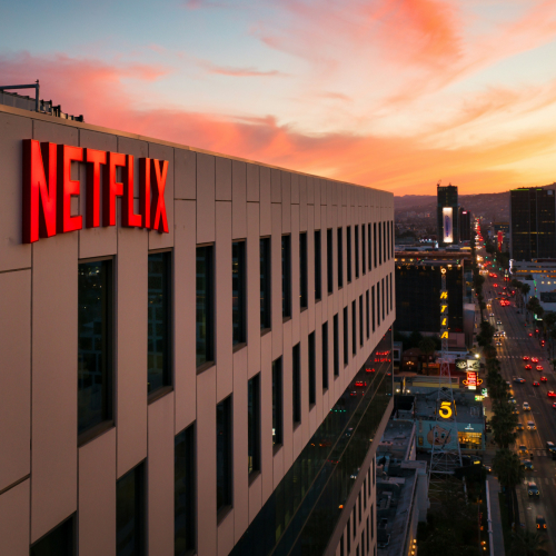 Стриминг Netflix купил студию Warner Bros., но&nbsp;Голливуд против: почему?