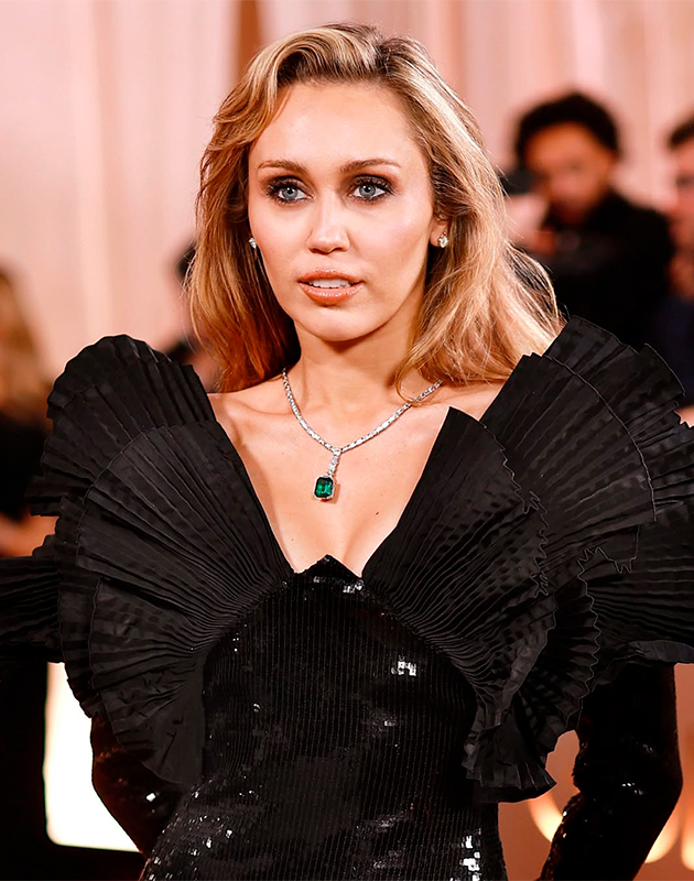 Майли Сайрус (в Saint Laurant и украшениях Tiffany & Co.)