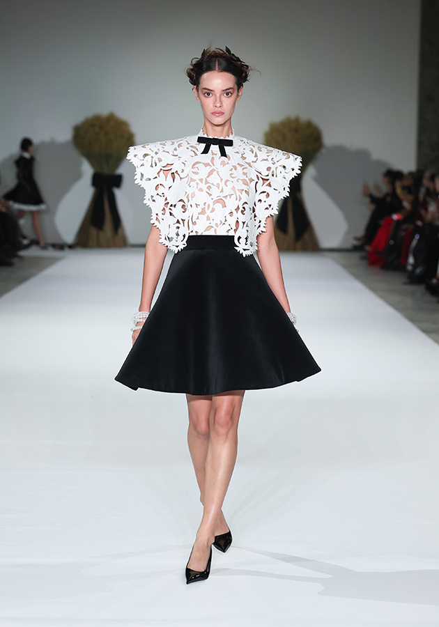 Показ новой коллекции YANINA Couture SS’2026 на Неделе Высокой моды в Париже