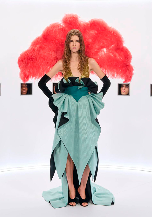 Концептуальный показ Maison Valentino Couture от Алессандро Микеле в формате «Кайзерпанорамы»