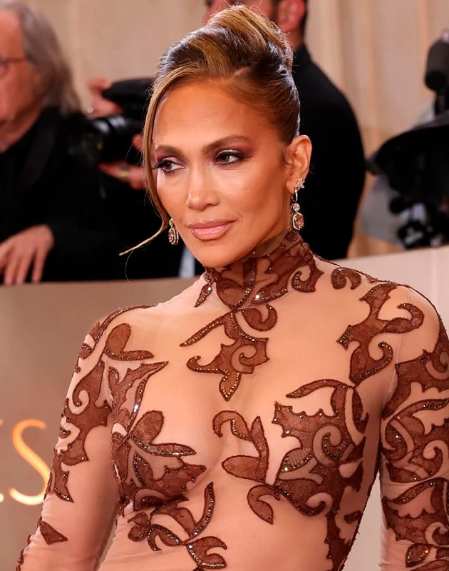 Дженнифер Лопес (в украшениях Sabyasachi) 