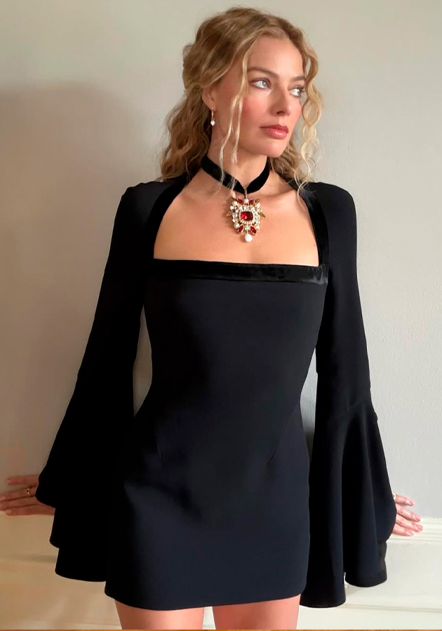 На Марго Робби бархатный чокер Cece Jewellery