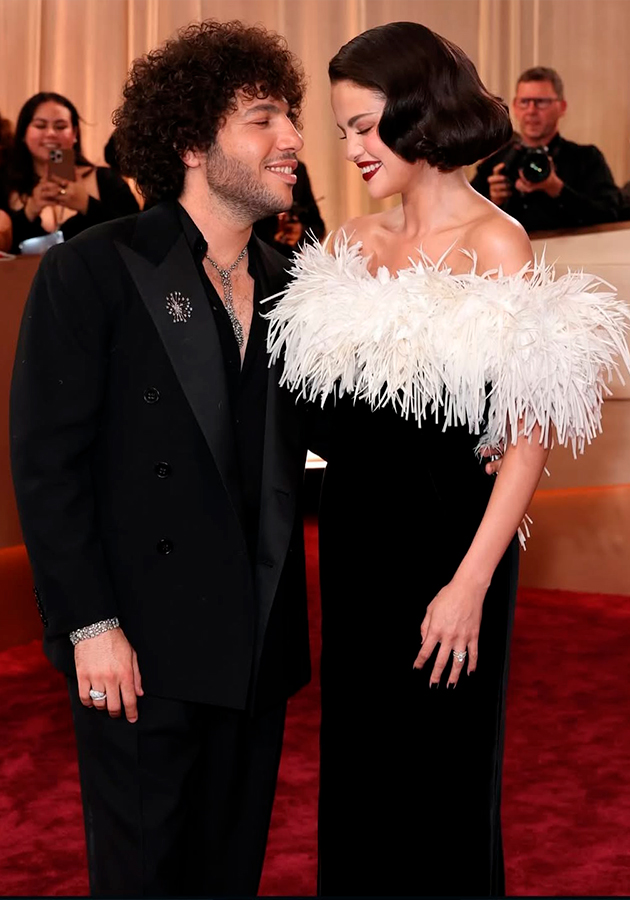 Бенни Бланко (в украшениях Neil Lane) и Селена Гомес (в платье и украшениях Chanel)