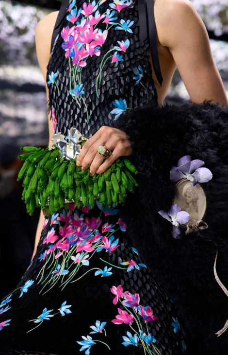 Фотоувеличение: аксессуары на&nbsp;шоу Dior Couture&nbsp;&mdash; винтажные ткани, миниатюры XVIII&nbsp;века, метеориты, аммониты&nbsp;и... сумка-хорек