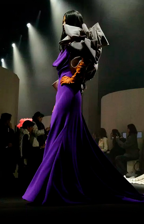 Style Notes: концептуальный показ Maison Valentino Couture от&nbsp;Алессандро Микеле в&nbsp;формате &laquo;Кайзерпанорамы&raquo;