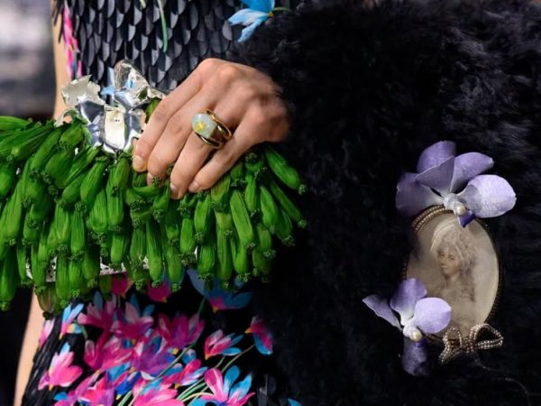 Фотоувеличение: аксессуары на&nbsp;шоу Dior Couture&nbsp;&mdash; винтажные ткани, миниатюры XVIII&nbsp;века, метеориты, аммониты&nbsp;и... сумка-хорек