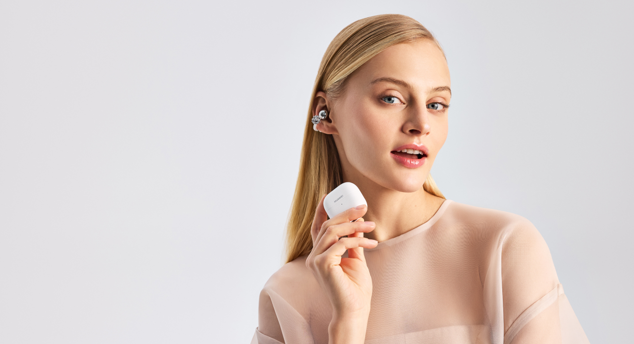 Fashion Digest: показ Dior Homme, новый бутик Schiaparelli в Гонконге и Арина Соболенко в роли амбассадора Gucci