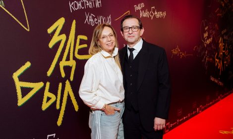 Светский backstage: Константин Хабенский представил картину &laquo;Здесь был Юра&raquo; с&nbsp;молодыми артистами МХТ