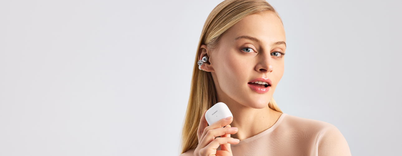 Fashion Digest: показ Dior Homme, новый бутик Schiaparelli, техно-премьера от&nbsp;HUAWEI и&nbsp;Арина Соболенко для Gucci