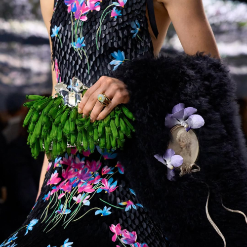 Фотоувеличение: аксессуары на&nbsp;шоу Dior Couture&nbsp;&mdash; винтажные ткани, миниатюры XVIII&nbsp;века, метеориты, аммониты&nbsp;и... сумка-хорек