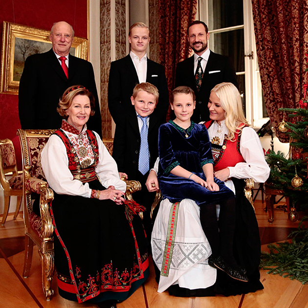 Рождественское фото королевской семьи 2013 г. Мариус Борг Хёйби в дальнем ряду между королем Харальдом V и кронпринцем Хоконом, королева Соня, принц Сверре Магнус, принцесса Ингрид Александра и кронпринцесса Метте-Марит (Фото: Hakon Mosvold Larsen, NTB Scanpix, The Royal Court)