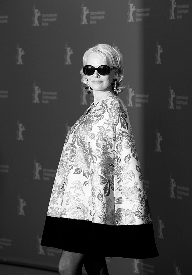 Памела Андерсон в платье-кейпе Carolina Herrera (фото: Берлинский кинофестиваль)