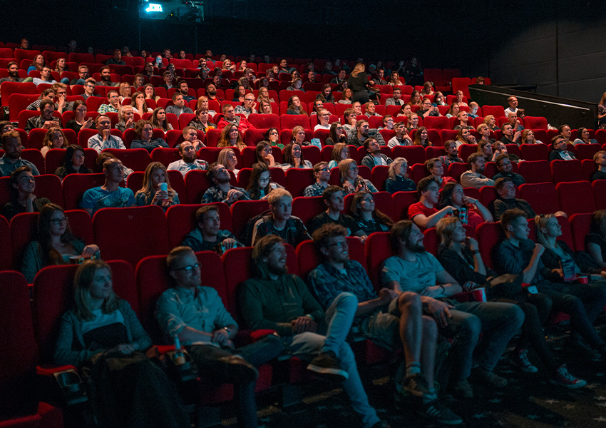 Новая реальность: даже студенты киношкол не могут смотреть кино, не отвлекаясь на смартфон