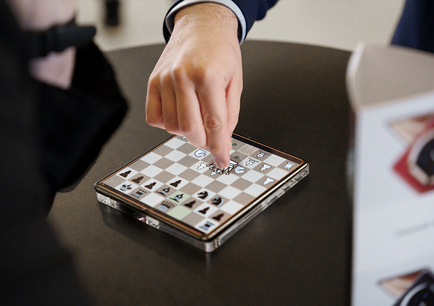 Posta Событие: Ян Непомнящий на первом в мире сеансе одновременной игры в шахматы на складных смартфонах HUAWEI Mate X7