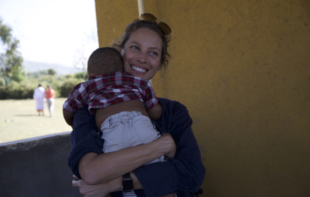 57-летняя Кристи Тарлингтон стала глобальным амбассадором Lancôme