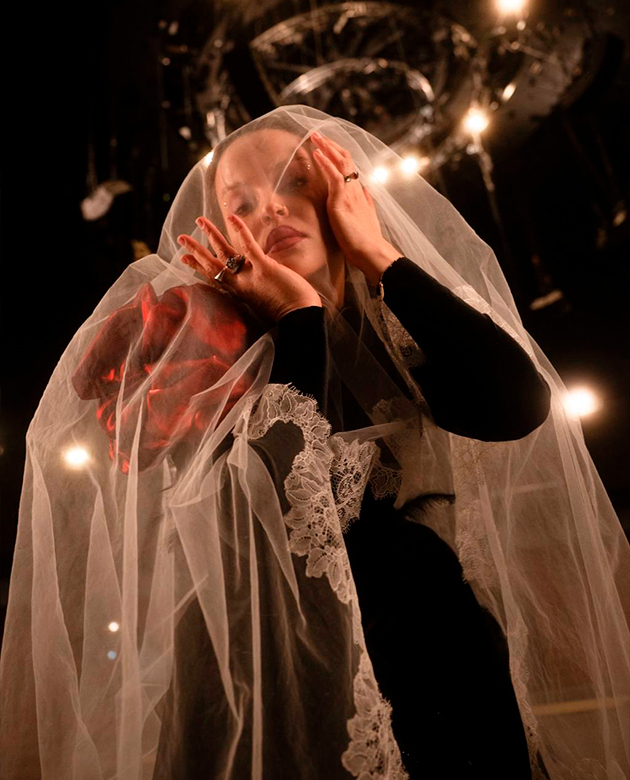 Шоу Love Mass performance