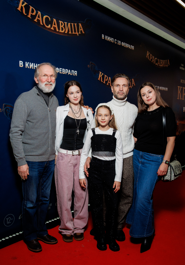 Федор и Виктор Добронравовы с семьей 