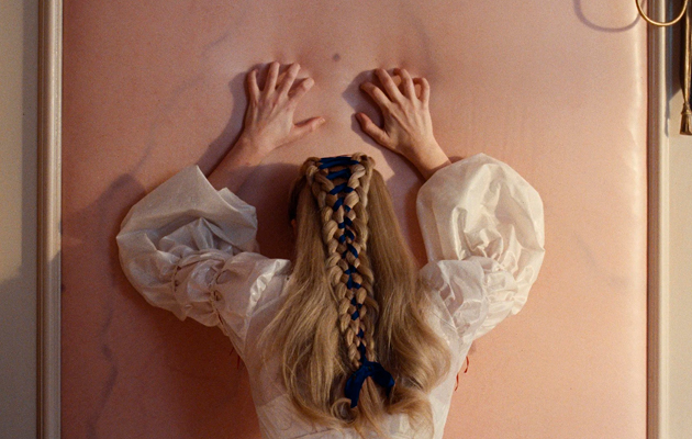 Как устроена сюрреалистическая вселенная нового «Грозового перевала» Эмиральд Феннел