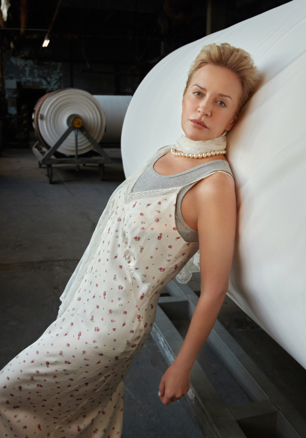 Виктория Шелягова примерила ретро-образы в съемке для бренда Sveta Rodina