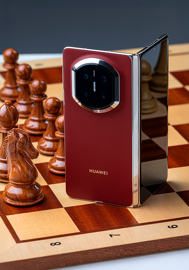 Posta Событие: Ян Непомнящий на первом в мире сеансе одновременной игры в шахматы на складных смартфонах HUAWEI Mate X7