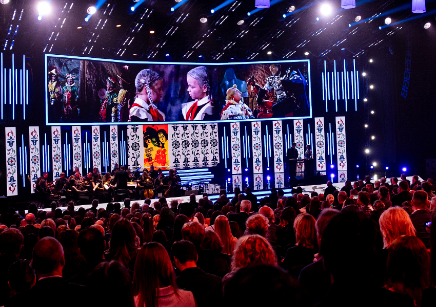 Фрагмент церемонии с демонстрацией ролика к юбилею Александра Роу