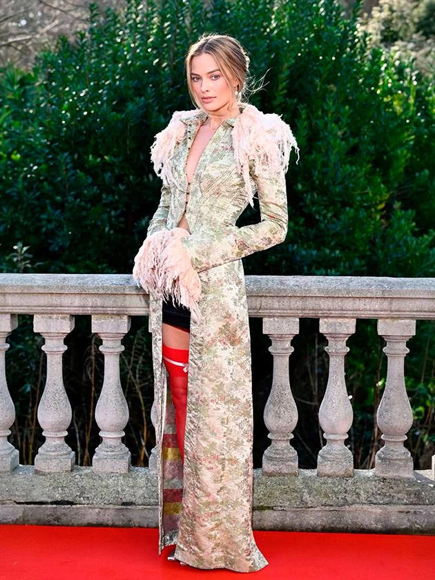 Марго Робби в винтажном пальто John Galliano 