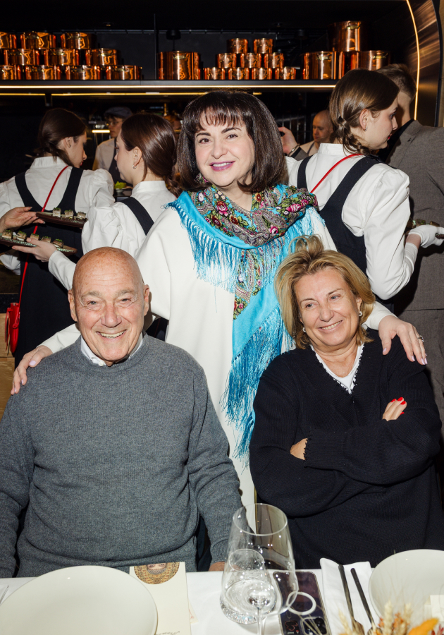 Владимир Познер с супругой Надеждой Соловьевой и Этери Левиева 