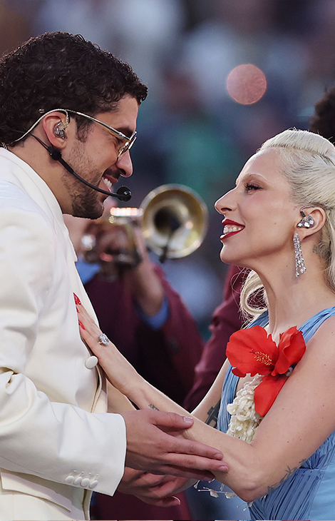 Игра контрастов: Bad Bunny в&nbsp;Zara, а&nbsp;Леди Гага&nbsp;&mdash; в&nbsp;бриллиантах Chopard на&nbsp;матче Суперкубка-2026