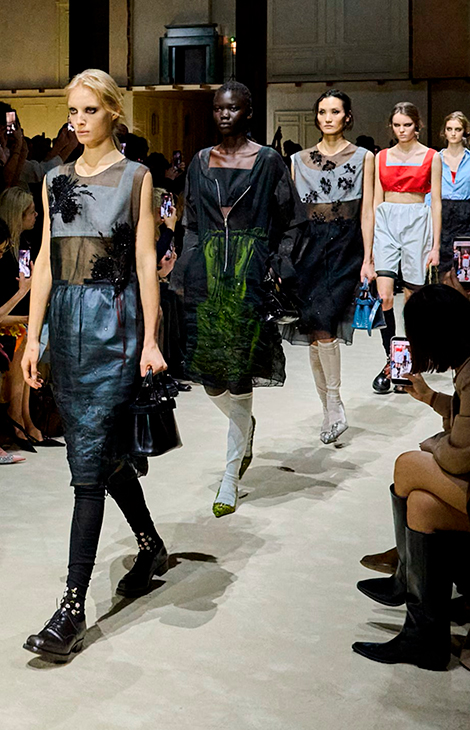 Style Notes: многослойность и&nbsp;деконструкция на&nbsp;показе Prada