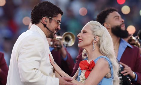 Игра контрастов: Bad Bunny в&nbsp;Zara, а&nbsp;Леди Гага&nbsp;&mdash; в&nbsp;бриллиантах Chopard на&nbsp;матче Суперкубка-2026