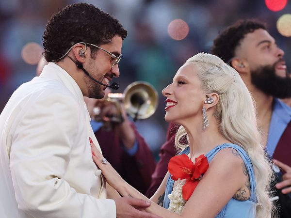 Игра контрастов: Bad Bunny в&nbsp;Zara, а&nbsp;Леди Гага&nbsp;&mdash; в&nbsp;бриллиантах Chopard на&nbsp;матче Суперкубка-2026