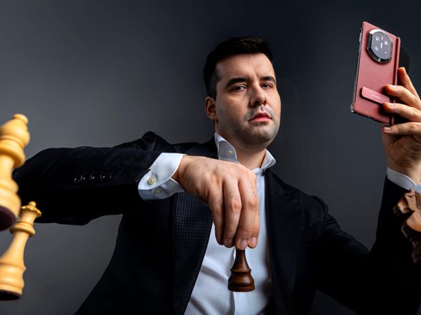 Posta Событие: Ян&nbsp;Непомнящий на&nbsp;первом в&nbsp;мире сеансе одновременной игры в&nbsp;шахматы на&nbsp;складных смартфонах HUAWEI Mate&nbsp;X7