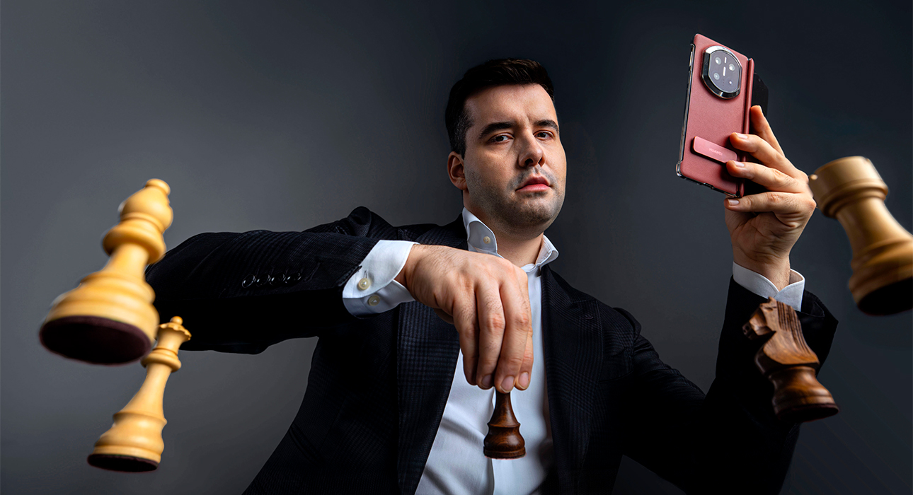 Posta Событие: Ян Непомнящий на первом в мире сеансе одновременной игры в шахматы на складных смартфонах HUAWEI Mate X7