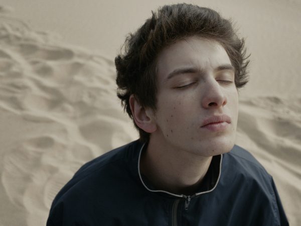 Кино Posta: Марк Эйдельштейн мечтает о звездах в трейлере фильма «Космос засыпает»