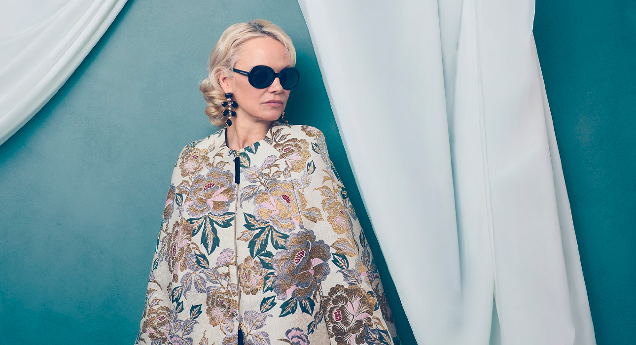 Памела Андерсон в платье-кейпе Carolina Herrera (фото: Jens Koch, Берлинский кинофестиваль)