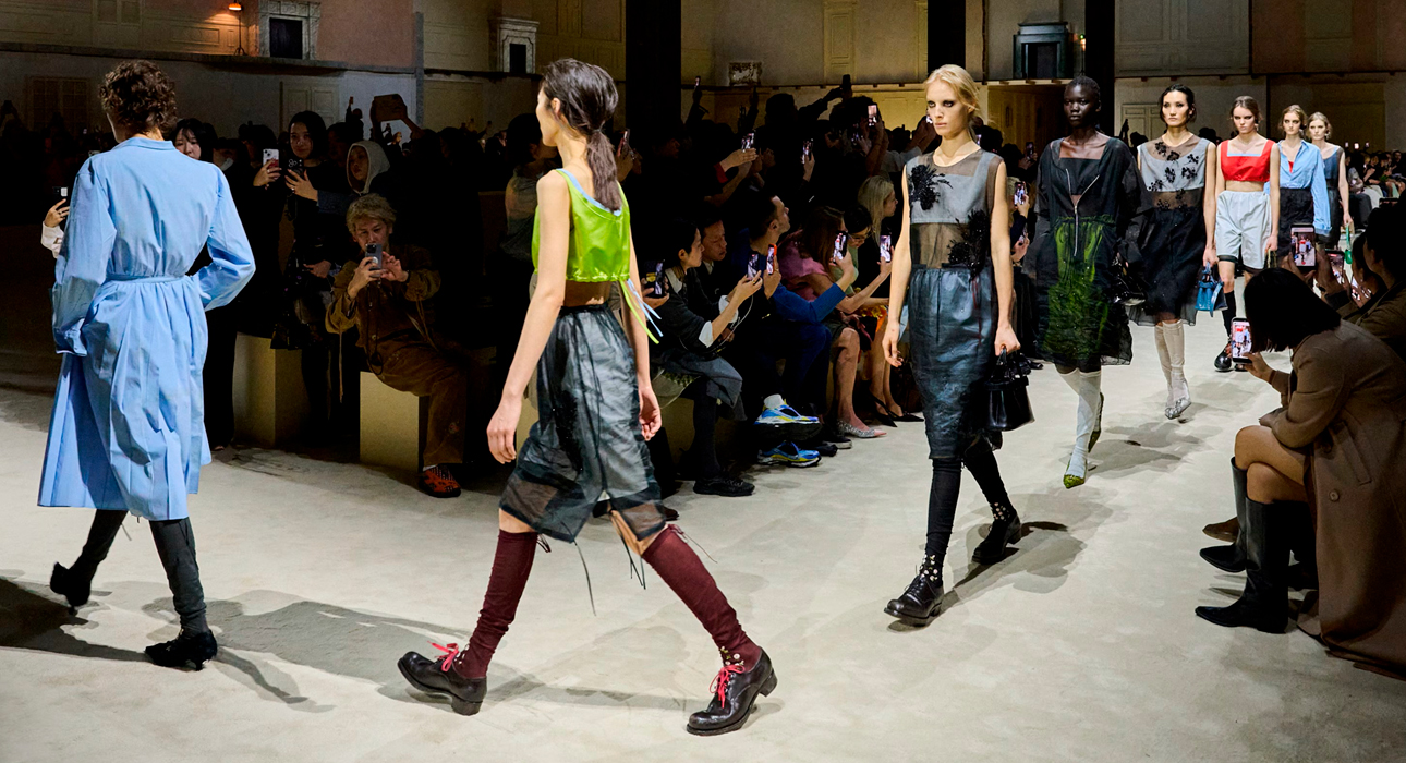 Style Notes: многослойность и деконструкция на показе Prada