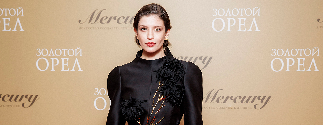 Фотоувеличение: бриллиантовые серьги Анны Чиповской, сотуар Екатерины Климовой и&nbsp;другие драгоценности звезд с&nbsp;&laquo;Золотого орла&raquo;