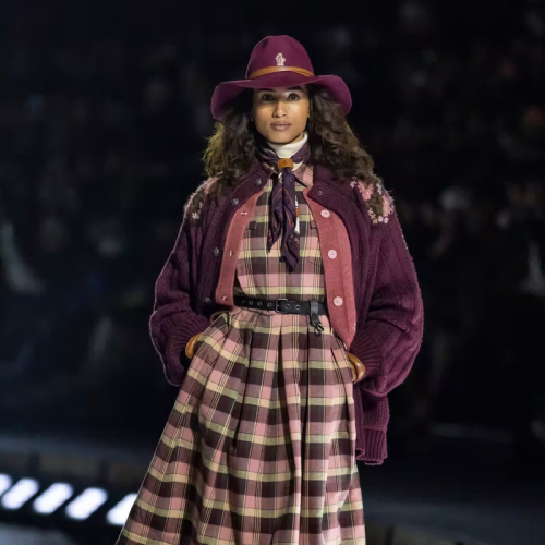 Style Notes: грандиозный показ Moncler Grenoble в&nbsp;Аспене&nbsp;&mdash; ночь на&nbsp;склоне, эстетика вестерна и&nbsp;саке в&nbsp;термосах