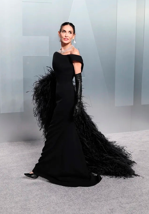 Деми Мур в Balenciaga (Фото: Getty Images, Vanity Fair)