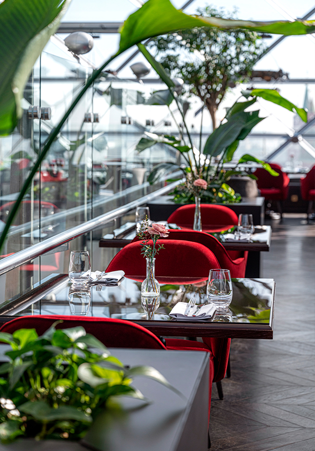 В The Carlton Moscow — в O2 Restaurant — к 8 Марта запланировали праздничный бранч