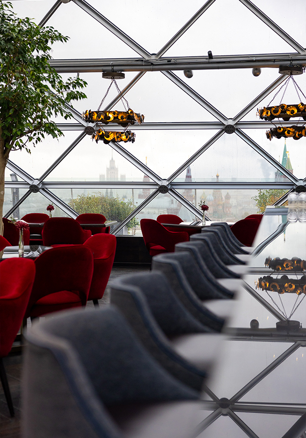 В The Carlton Moscow — в O2 Restaurant — к 8 Марта запланировали праздничный бранч