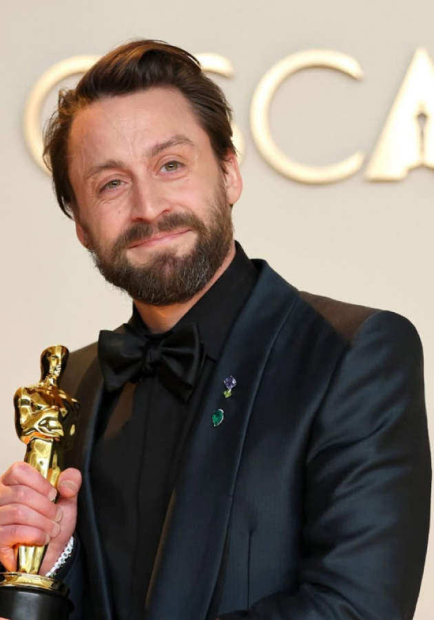 Киран Калкин в кастомной броши Fred Leighton 