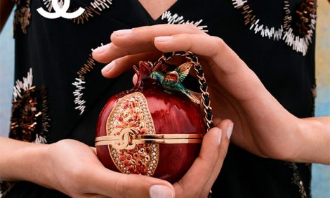 Классика в&nbsp;новом прочтении и&nbsp;фантазийные минодьеры: почему все модницы мира хотят сумки с&nbsp;показа Chanel?