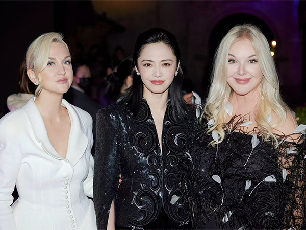 Posta. Travel <b><strong><em>In</em></strong></b>&nbsp;Style: звездное небо и&nbsp;сотни свечей&nbsp;&mdash; как прошел показ YANINA Couture в&nbsp;Китае